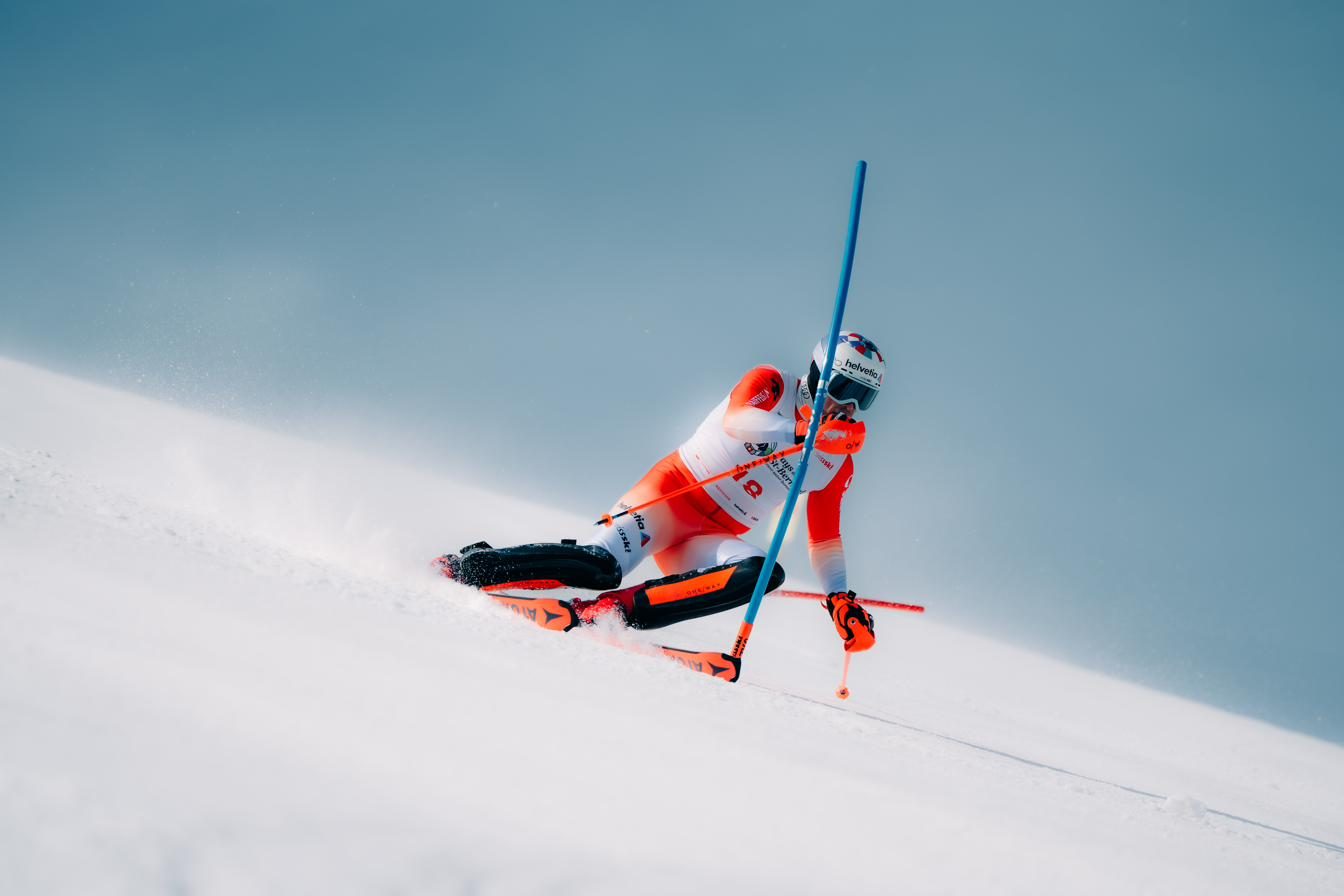 Daniel Yule en pleine action sur un slalom